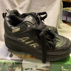 Air Wave Size 3 Wheel Roller Shoes, Black and Green, New In Box