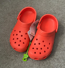 Crocs Classic Kids Slip-On Clogs Red Rubber Heel Strap Logo Accent US 6