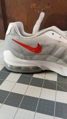 Nike Air Max Invigor ‚White/Wolf Grey/Black/University Red‘ – CZ4196-100 Sz 5Y