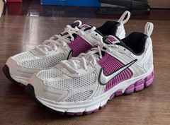 Size Youth 7 Nike Zoom Vomero 5 GS Women’s Size 8.5 White HF6998-102