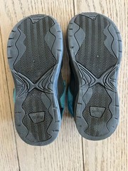 OshKosh B’gosh Gray & Blue Rubber Soled Water Shoes w/Hook & Loop Closure Sz 1