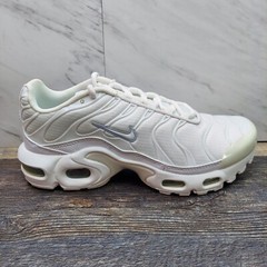Nike Air Max Plus GS Shoes Triple White CW7044-100 4.5Y Women’s 6 DISPLAY PAIR