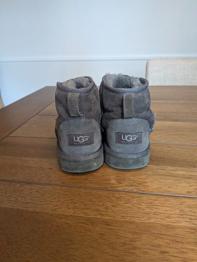 UGG Australia Big Kids 5 Classic Short Boot Equiv Women’s 7 Shearling Sherpa