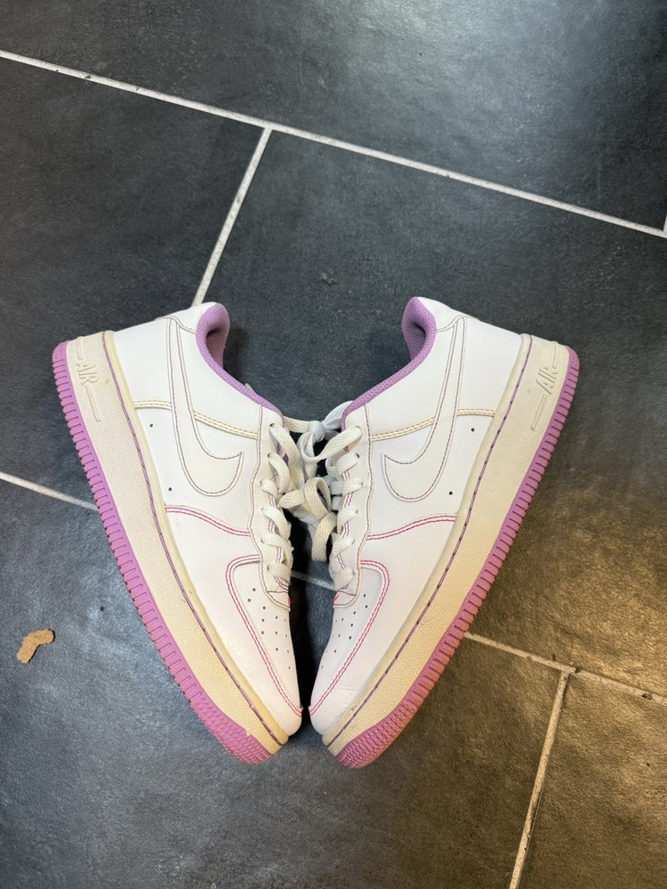 Size 5.5y / 7w – Nike Air Force 1 ‚Contrast Stitch Fuchsia Glow‘ CW1575-110