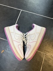 Size 5.5y / 7w – Nike Air Force 1 ‚Contrast Stitch Fuchsia Glow‘ CW1575-110