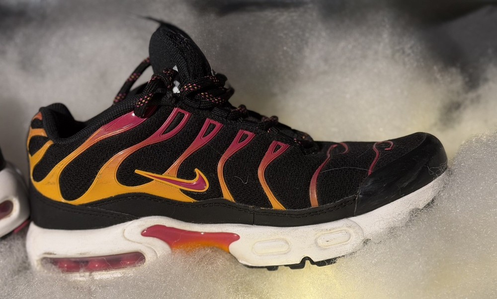 Nike Air Max Plus TN Black Sunset Gradient Sneakers – Classic Colorway – 2.5 Y