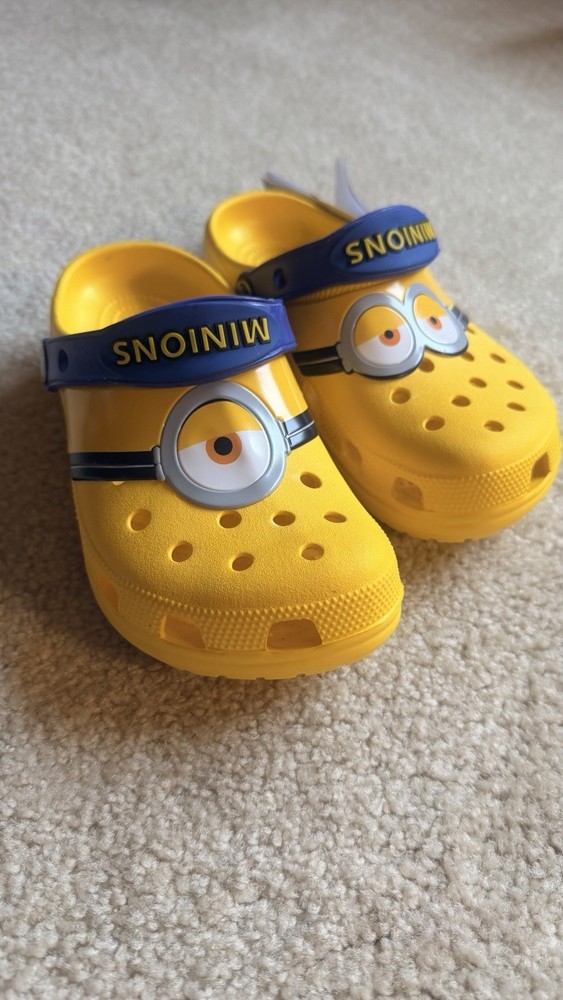 Crocs Classic Clog Despicable Me Minions Fun Lab AM Minions Big Kids Size J2