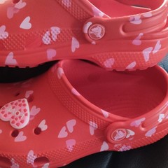 Crocs Classic Vday Clog K, Red/Pink/White,J 3 US Unisex Kids, Heart Pattern