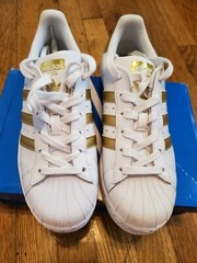 ADIDAS SUPERSTAR J Unisex Sneaker White Gold size 4 1/2 4.5 NEW W BOX