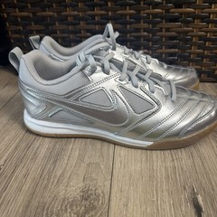 Nike Gato LV8 GS Metallic Silver White Gum Shoes Size 6Y II7084-001 Soccer New