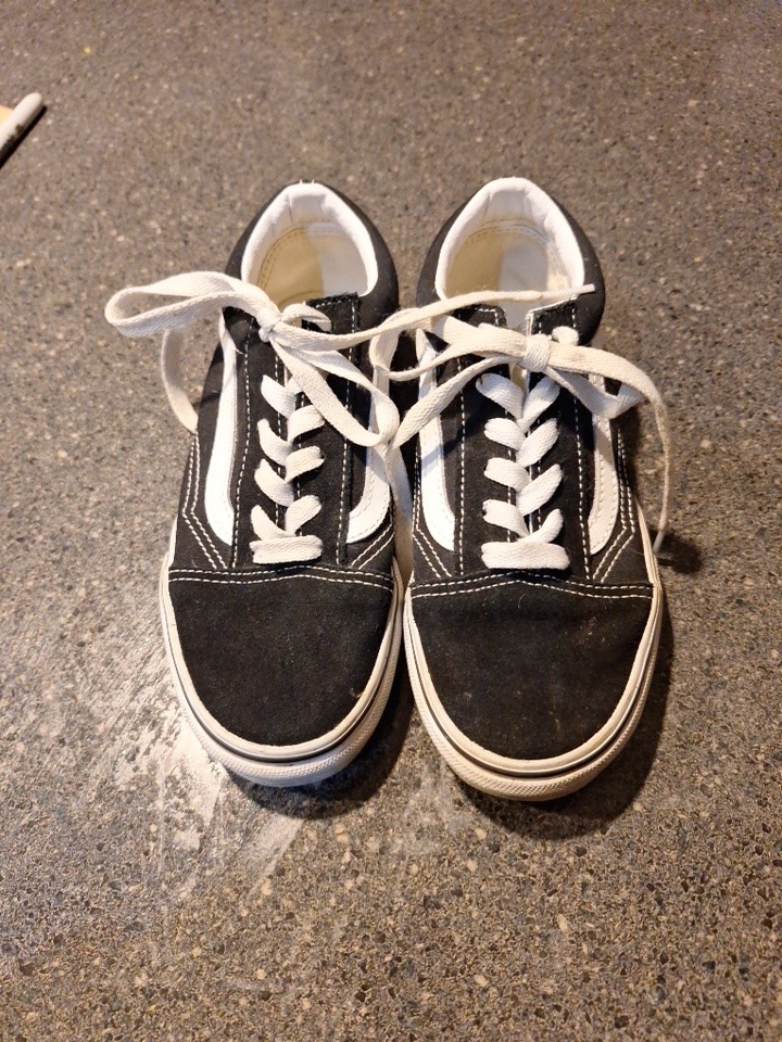 Vans Old Skool Low Youth Size 2.5 Black and White Lace Up Shoes Sneakers Skate