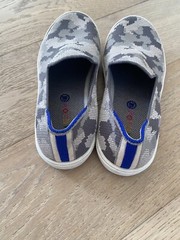 Rothys Kids Camo Sneaker Grey Size 4