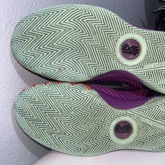 🔥NIKE KYRIE 1 (GS) BERRY METALLIC SILVER ATHLETIC SHOE – #717219-508 – SIZE 6Y