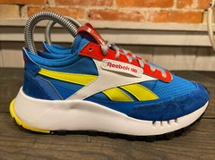 Reebok Classic Leather Legacy Low Top Blue, Yellow, Red Kid’s Size 3.5 SWEET!