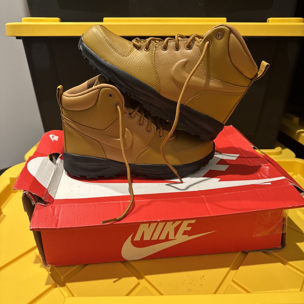 Nike Manoa Leather GS Boot. 5Y. Brand New.