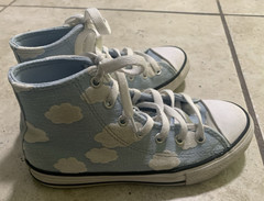 Converse Chuck Taylor All Star High Top Youth Size 2 Sneakers Blue Cloud Print