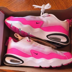 Nike Air Max Nova . Unisex Kids White/Laser Fuchsia. Size5.5Y (6.5W)