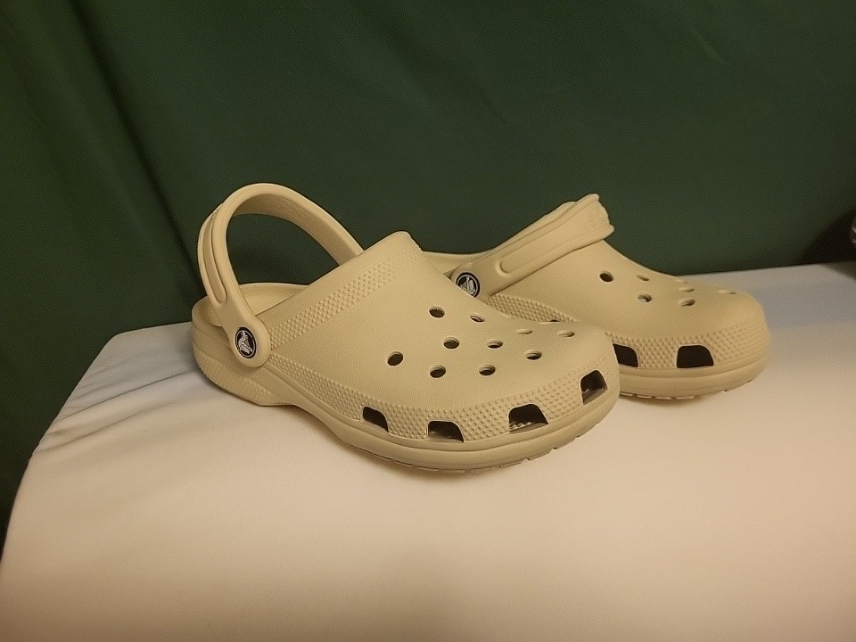 🔥CREAM Crocs Size J 4