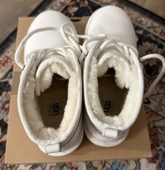 New UGG’S Unisex White Leather Neumel II Boot Kids Youth Size (6Y)