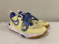 Nike Team Hustle D 11 SE Luminous Green Basketball Shoes No lace Youth Sz 3Y