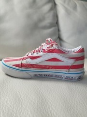 Vans kids Where’s Waldo Old Skool Sneakers Kids Size 2 Shoes