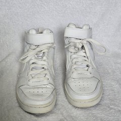 Size 5Y – Nike CD7782-100 Court Borough 2 Mid Triple White