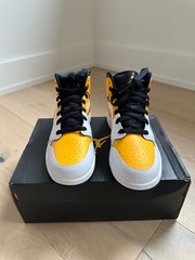 Nike Air Jordan 1 Mid GS Sneakers University Gold Size 5.5Y/ Wmns 7. 554725-170