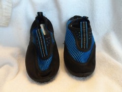 Toddler black and blue water shoes size 6/7 (US), The Children’s PLace