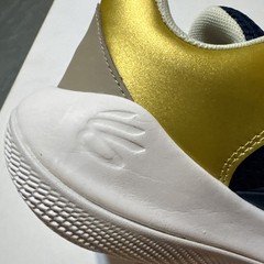 US Youth 6.5 W 8 – Under Armour Curry Brand Curry Flow 11 GS “Champions Mindset”