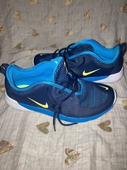 Nike Flex Contact 3 Youth Size 5