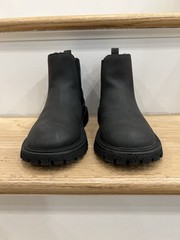 Primark Youth Lug Boots (size US 3)