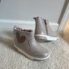 Stride Rite Nora Champagne Ankle Boots Kids US 10M EU 26 Zip Heart Accent