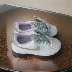 Size 3.5 (GS) – Nike Air Force 1 LV8 Low Muted Green