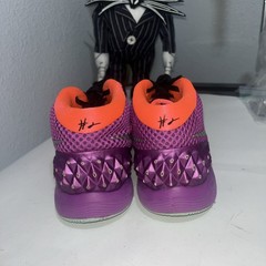 🔥NIKE KYRIE 1 (GS) BERRY METALLIC SILVER ATHLETIC SHOE – #717219-508 – SIZE 6Y