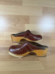 Sven Clogs Brown Leather Clogs Girls EU 34 Plain Toe Strap