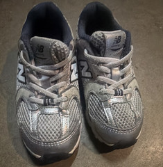 New Balance Kids US 9 Silver/Gray/Black Mesh Low Top Lace-Up Sneakers