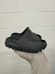 Yeezy slides toddlers US 9C