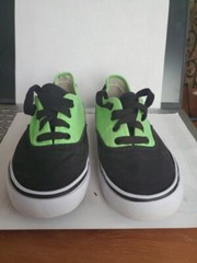 Airwalk Canvas Sneaker. Green And Black . Youths 3.5