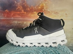 On Cloudhero Big Kids Mid Waterproof Youth Size 6.5 Running Shoes Athleisure