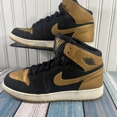 NIKE AIR JORDAN 1 RETRO HIGH BG BLACK-MET GOLD SZ 6.5 [705300-026] – SB9