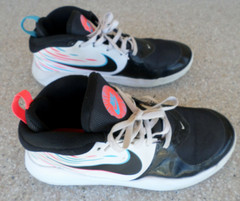 Nike Team Hustle D 9 Light Girls’ Basketball Shoes. Youth 7 (eur 40)