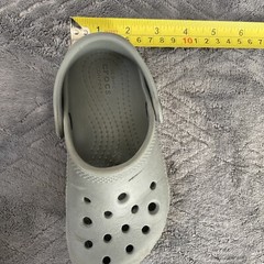 crocs iconic comfort clogs Kids Size 9 Gray Sandal Slide Slip On