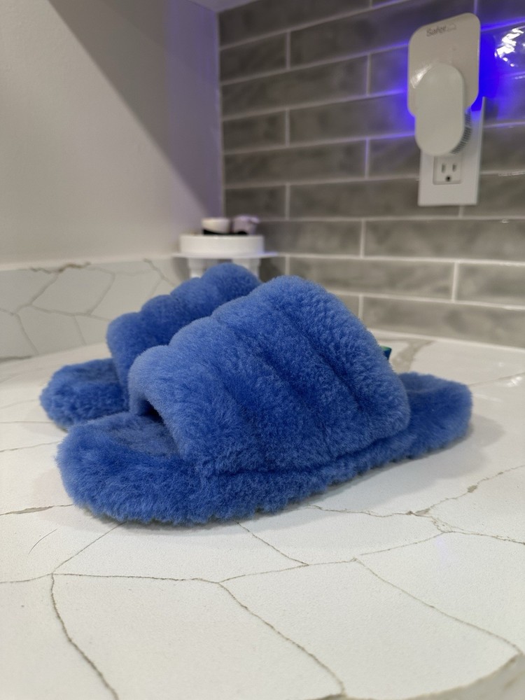 UGG Fluff Yeah Slide Gradient. Big Kids size 6 M. Color Blue.