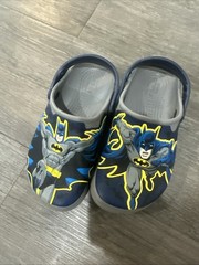 Crocs Kids Batman Clogs Navy Unisex Size J2 EUC Superhero DC Shoes 2 Slides