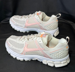 Nike Zoom Vomero 5 Phantom Echo Pink (GS) – Size 7Y/8.5W (HF6998-003) (0236)