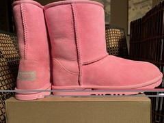 NIB UGG Classic II Sheepskin Kids Light Pink Boots #1017703K Size US 6/EU 38
