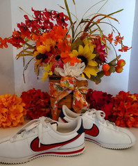 Nike ~ Cortez ~Basic Leather SE Low Shoes Size 7Y / 8 1/2W~White /Red /Blue