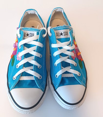 Converse All Star Bright Blue w/Embroidered Flowers YOUTH Size 3 Excellent Cdtn.