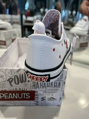 New Peanuts Snoopy Hearts White Canvas Lace-Up Shoes – New In Box – Size 11 Kids