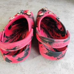 Crocs Classic Marbled Clogs Red Black Size 6 Manga Charms Kids